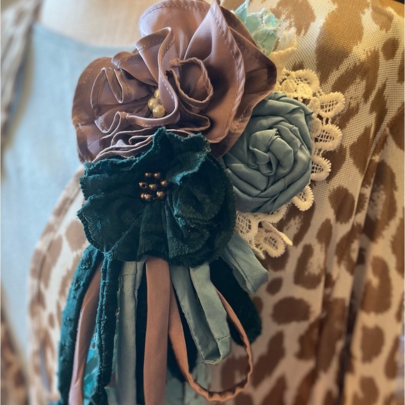 New Flower Pin Boutique matches Zadie B green/tan - Picture 2 of 2